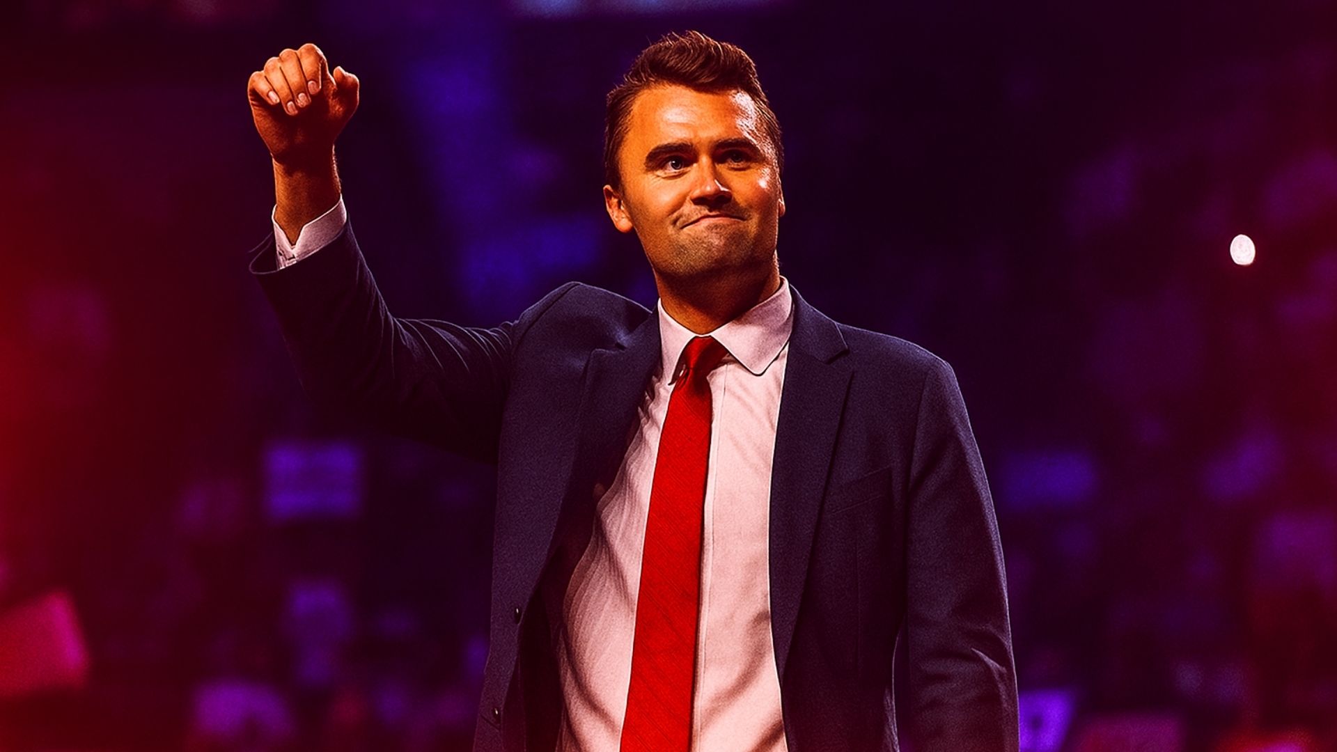 Imagen de Charlie Kirk, conservador y fundador de Turning Point USA, durante un debate universitario. La foto acompaña el artículo sobre su legado y polémicas en Los Bonobos.