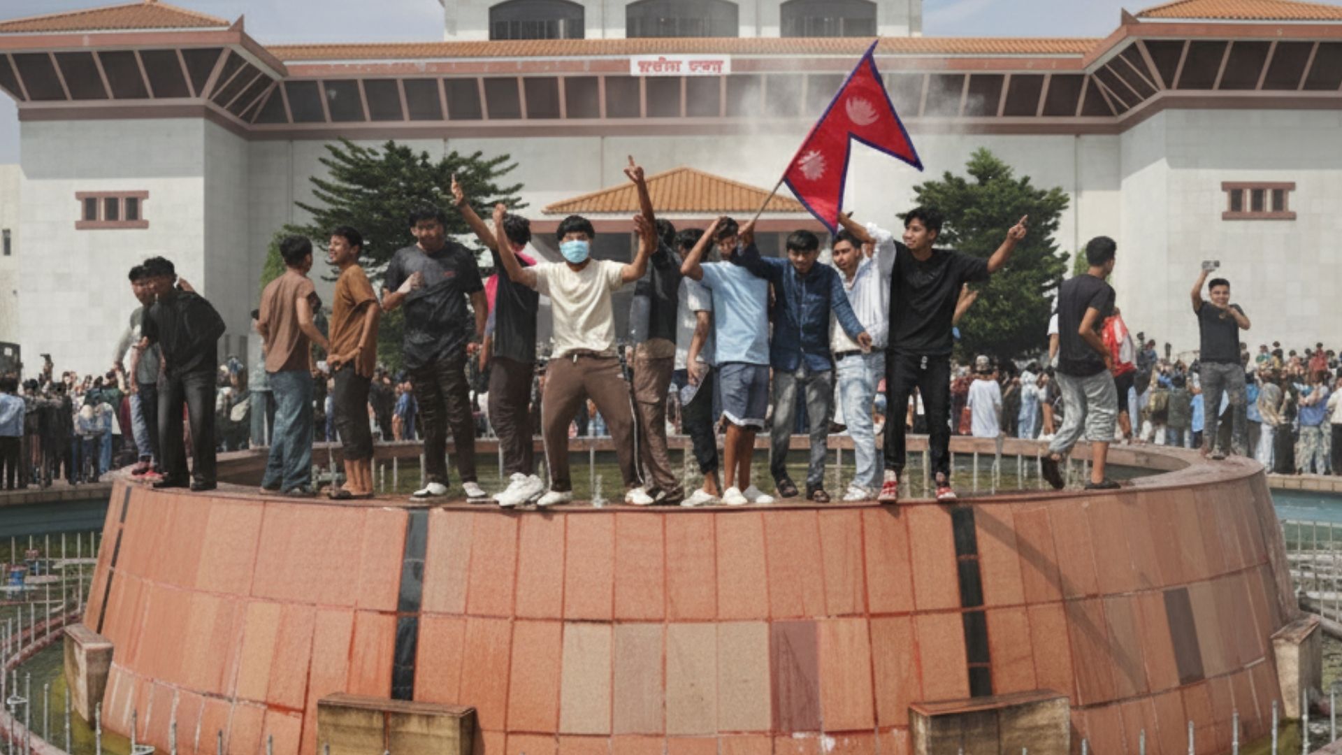 Manifestantes incendian el Parlamento de Nepal durante protestas masivas; humo, fuego y caos en las calles tras bloqueo de redes sociales y renuncia de K.P. Sharma Oli.