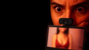 "Malware Stealerium captura fotos de tu webcam y pantalla mientras ves porno. Tus imágenes privadas pueden ser usadas para chantaje noticia en los bonobos