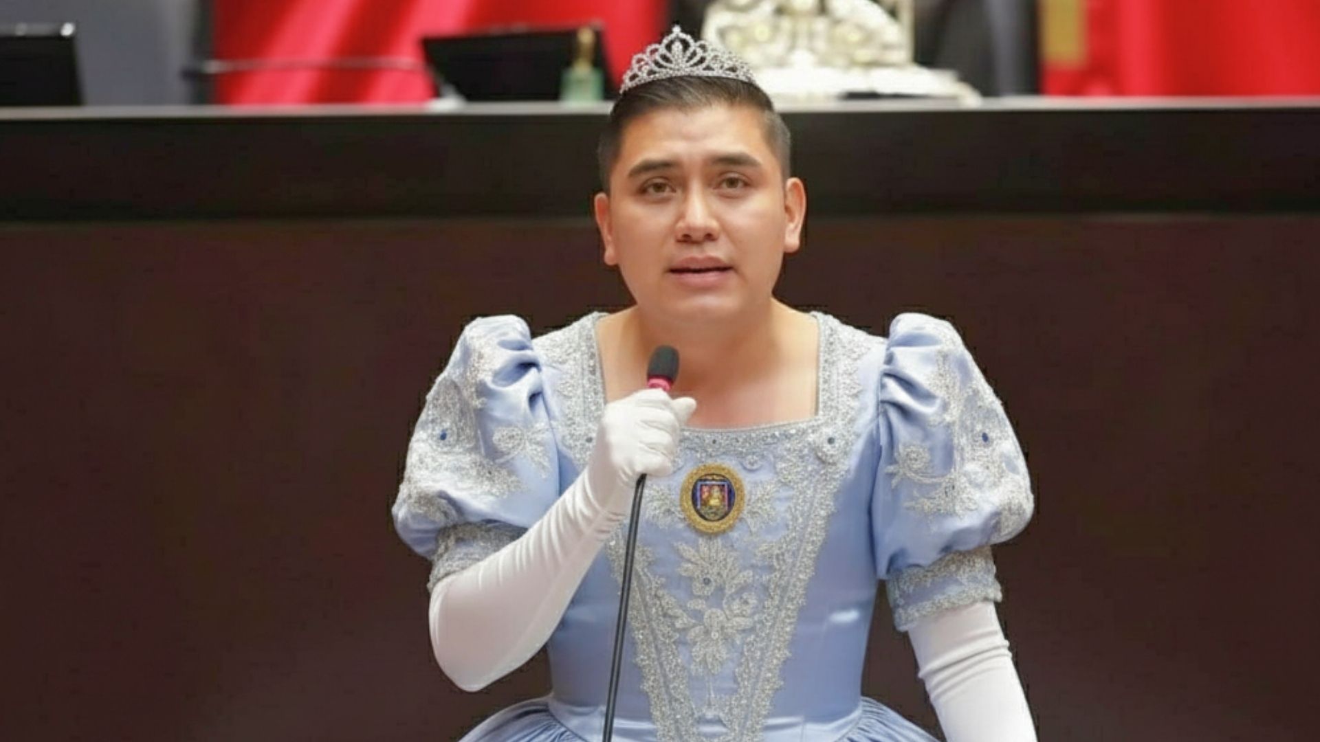 Político mexicano intenta frenar lluvia de memes y stickers en debate por “ley anti‑memes”