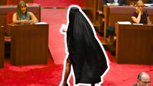 Protesta controvertida con burka en Parlamento australiano