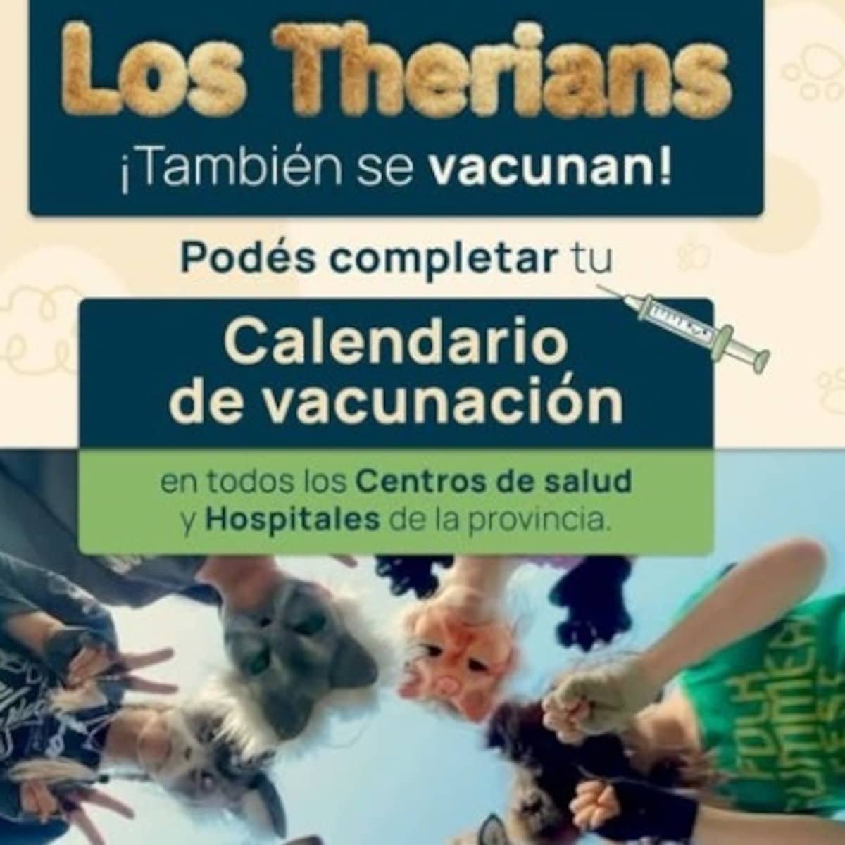 Jóvenes con máscaras de animales haciendo fila para vacunarse en Neuquén