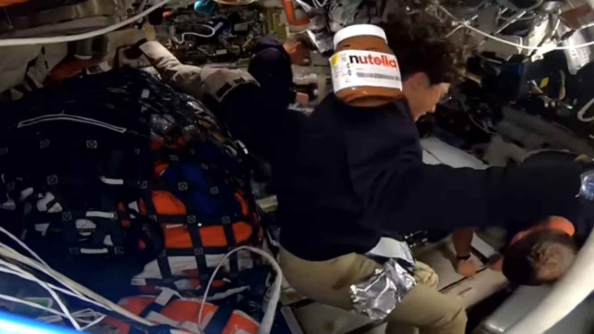 Bote de Nutella flotando dentro de la nave Orion durante la misión Artemis II de la NASA