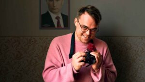 Pavel Talankin filmando en escuela rusa militarizada, documental Mr. Nobody Against Putin